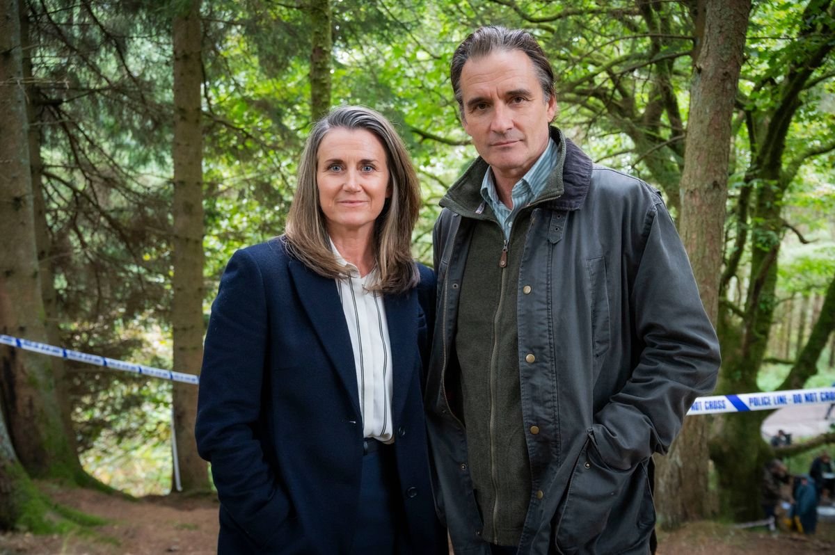 DCI Cora MacMillan សម្ដែងដោយ Dawn Steele និង Richard Loughty សម្ដែងដោយ Alastair Mackenzie