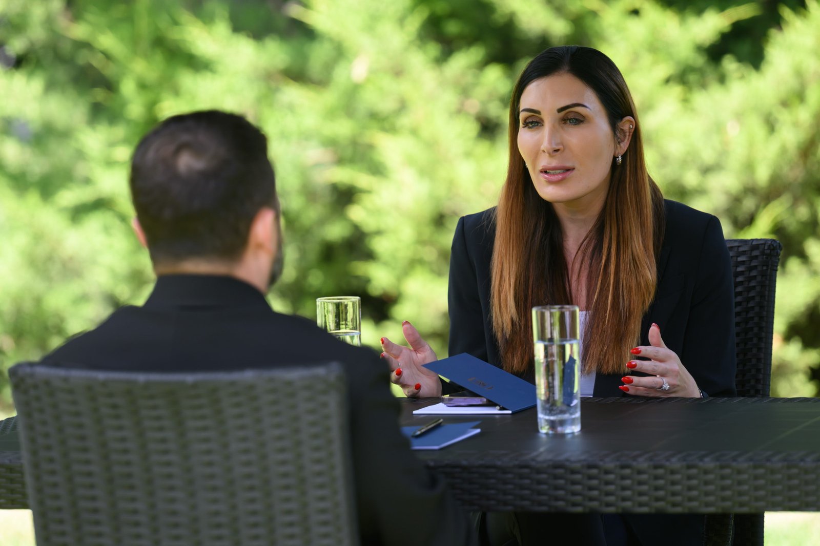 អ្នកមានឥទ្ធិពល MAGA ស្តាំនិយម Laura Loomer បានសម្ភាសន៍ Zelensky នៅ Kyiv