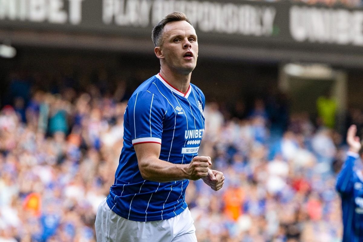 កីឡាករ Lawrence Shankland របស់ Rangers អបអរការស៊ុតបាល់ប៉េណាល់ទីរបស់គាត់ដើម្បីធ្វើឱ្យវា 1-0 ប្រឆាំងនឹង Saint Etienne 