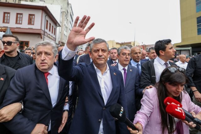 1784977264_2497828-le-chef-du-parti-yeni-nouveau-parti-ozgur-ozel-sal.jpg