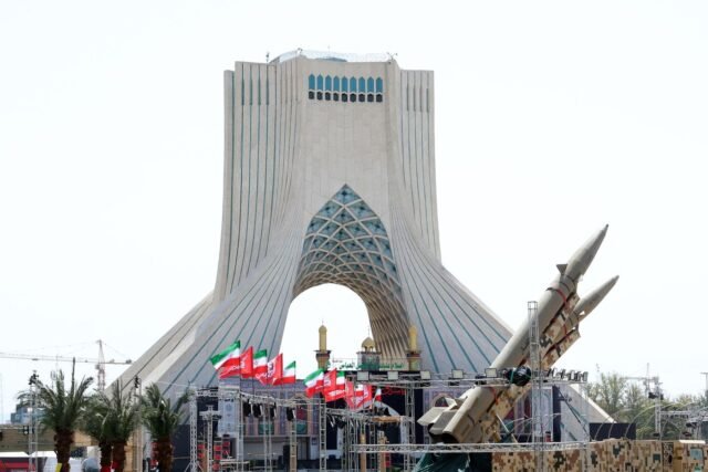 1784986861_2498496-des-missiles-iraniens-de-type-zolfaghar-sont-expos.jpg