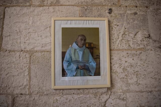 1784996634_2498544-une-photo-du-pere-jacques-hamel-est-accrochee-au-m.jpg