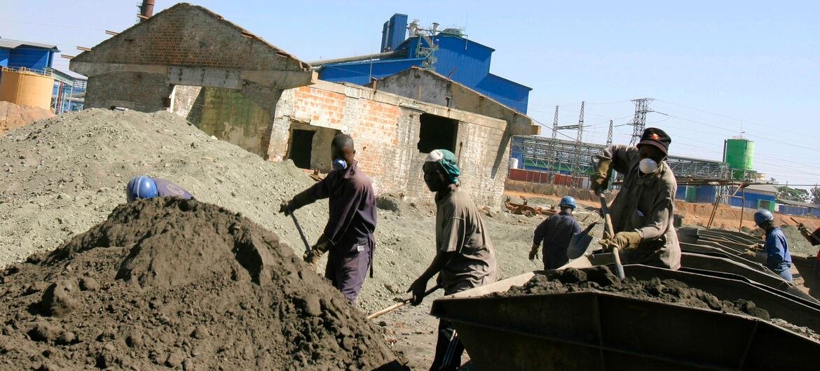 កម្មករផ្ទុករ៉ែ cobalt និងទង់ដែងចូលក្នុងរថយន្តផ្លូវដែកនៅរោងចក្រកែច្នៃ Geca Mines ក្នុងទីក្រុង Lumumbashi សាធារណរដ្ឋប្រជាធិបតេយ្យកុងហ្គោ។