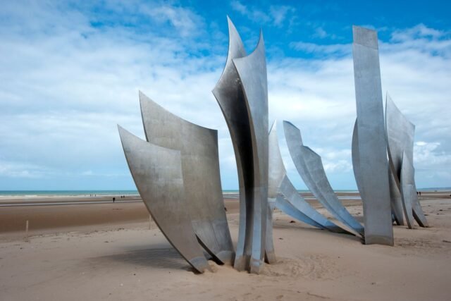 1785057898_24940952-omaha-beach-ou-se-situe-un-monument-en-hommage-aux.jpg