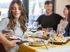 ប្រហែលពាក់កណ្តាលនៃ Generation Z ជំពាក់មិត្តភ័ក្តិច្រើនជាង $1,000 ខណៈពាក់កណ្តាលទៀតជំពាក់បំណុលគេដើម្បីបង់ថ្លៃក្រុម។