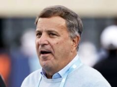 រដ្ឋ North Carolina ដាក់កីឡាករបាល់ទាត់ GM Michael Lombardi លើការឈប់សម្រាករដ្ឋបាលដែលមានប្រាក់ឈ្នួល