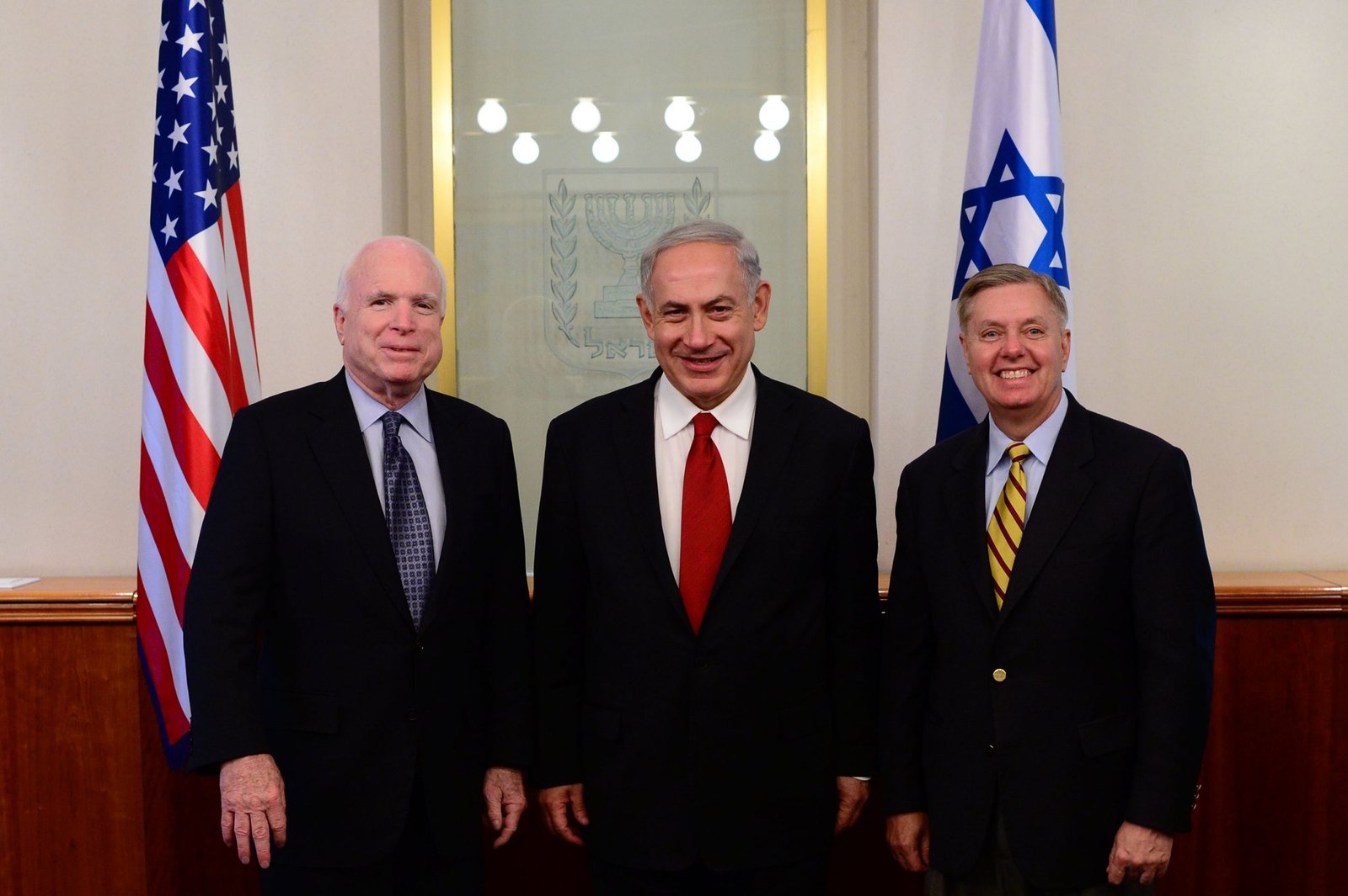 Graham (R) និង John McCain (R-AZ) ជួបជាមួយនាយករដ្ឋមន្ត្រីអ៊ីស្រាអែល Benjamin Netanyahu (កណ្តាល) ក្នុងទីក្រុង Jerusalem នៅថ្ងៃទី 30 ខែមិថុនា ឆ្នាំ 2013។