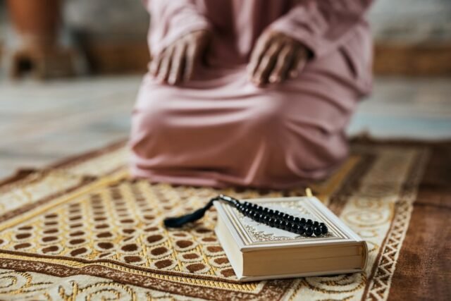 1785263335_2500693-un-fidele-musulman-se-tient-sur-son-tapis-de-prier.jpeg