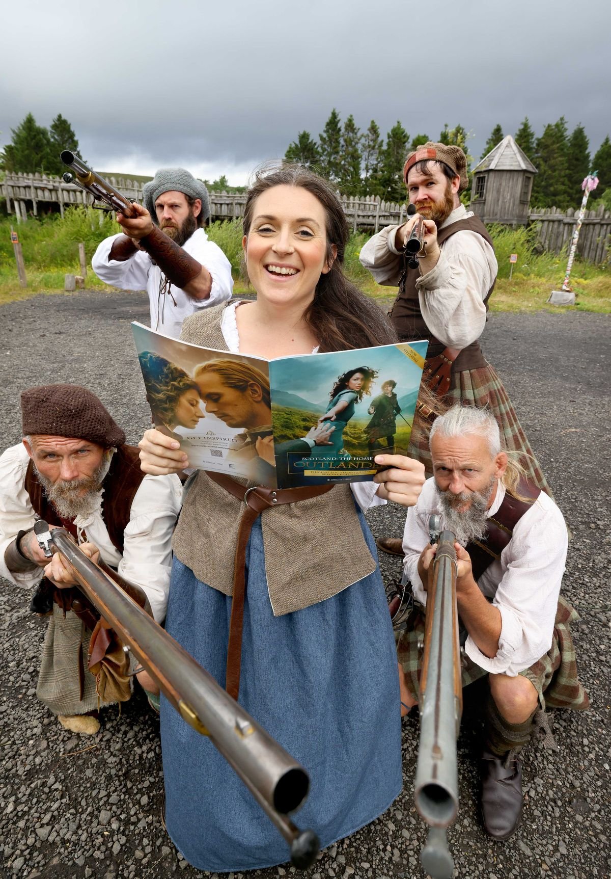 Highlander មកពី Clanranald Trust for Scotland នៅ Duncarron Medieval Village ដើម្បីបើកដំណើរការមគ្គុទ្ទេសក៍ទីតាំងថ្មី 'Scotland: The Home of Outlander'។ Duncarron Medieval Village បានបង្ហាញពី Fort Ticonderoga ក្នុងរដូវកាលទី 7 នៃរឿងភាគទូរទស្សន៍ Outlander ។ ទទួលបន្ទុកថតរូបសម្រាប់ VisitScotland ។