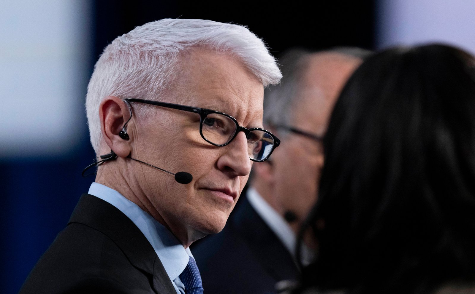 Anderson Cooper បានចាកចេញ 60 នាទីបន្ទាប់ពីមានការខកចិត្តជាមួយនឹងអ្វីដែលប្រភពនៅ CBS News បានពិពណ៌នាថាជាការផ្លាស់ប្តូរឆ្ពោះទៅរកការគ្របដណ្តប់ដែលងាយស្រួលសម្រាប់រដ្ឋបាល Trump ។