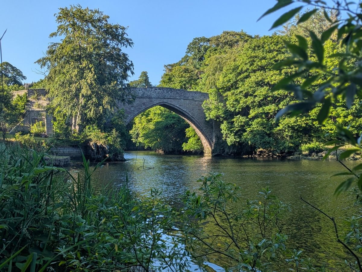 នាវា O'Balgownie បើកទូកឆ្លងកាត់ទន្លេ Don, Aberdeen 