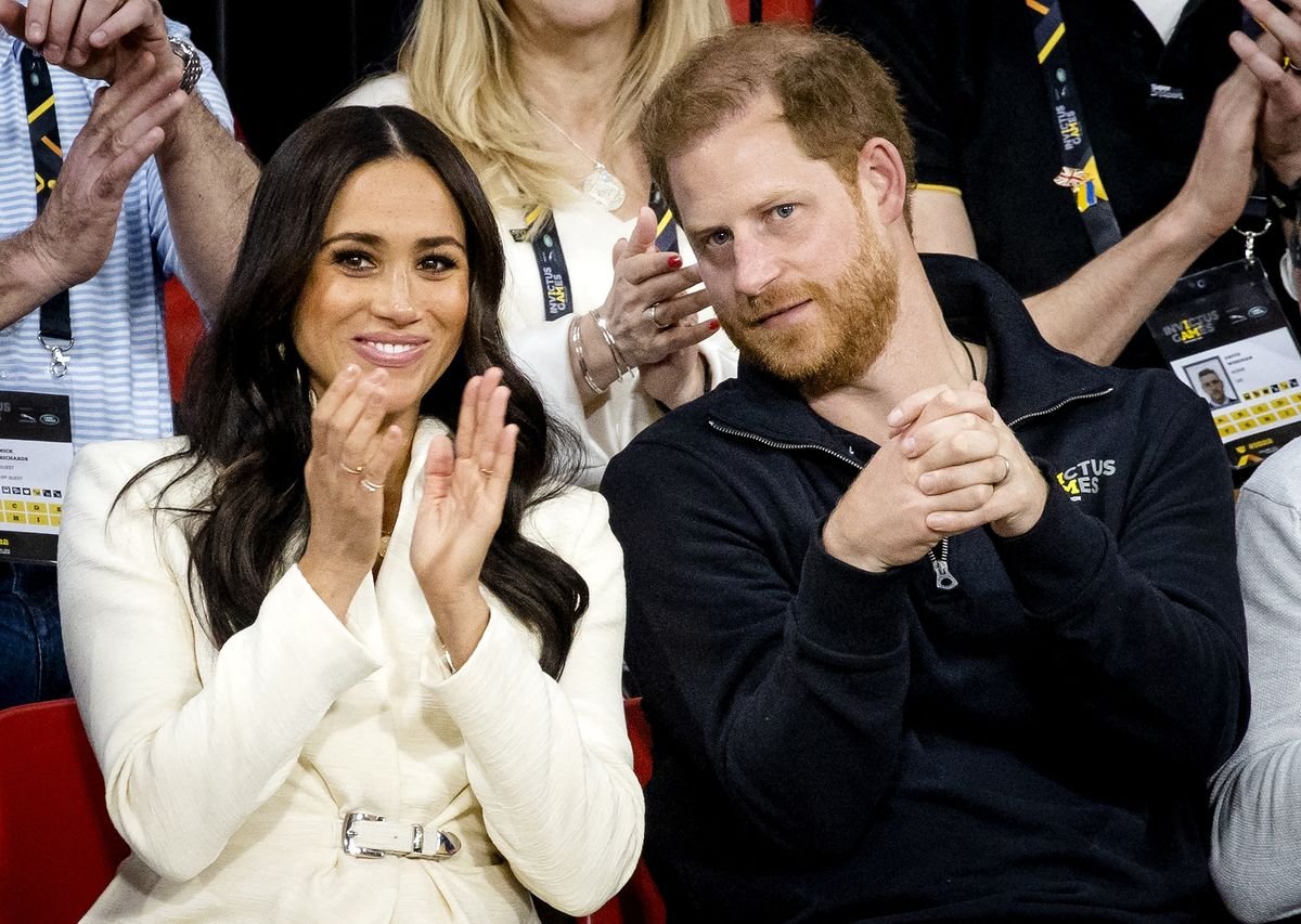 (ឯកសារ) អ្នកឧកញ៉ា និង Duchess of Sussex ព្រះអង្គម្ចាស់ Harry និងភរិយា Meghan Markle ទស្សនាផ្នែកកីឡាបាល់ទះអង្គុយនៃការប្រកួត Invictus Games លើកទីប្រាំនៅទីក្រុងឡាអេ នៅថ្ងៃទី 17 ខែមេសា ឆ្នាំ 2022។