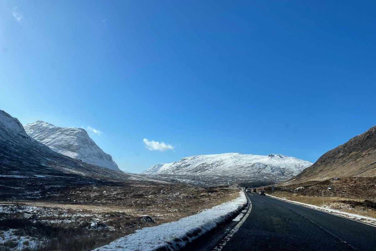 Glen Coe ត្រូវបានគ្រប់គ្រងដោយ National Trust for Scotland មិនដូចតំបន់ខ្ពង់រាបផ្សេងទៀតដែលនៅតែជាកម្មសិទ្ធិឯកជន។