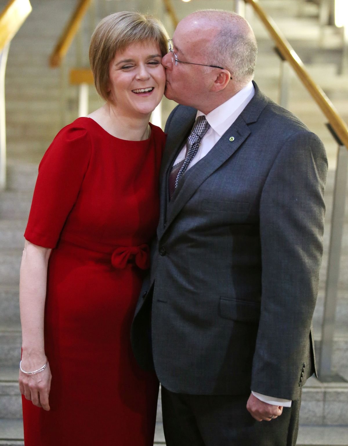 Nicola Sturgeon ទទួលបានការថើបពីស្វាមីរបស់នាងគឺលោក Peter Murrell នៅក្នុងសភាស្កុតឡេនបន្ទាប់ពីត្រូវបានជ្រើសរើសជារដ្ឋមន្ត្រីទីមួយនៅថ្ងៃទី 19 ខែវិច្ឆិកាឆ្នាំ 2014 ។