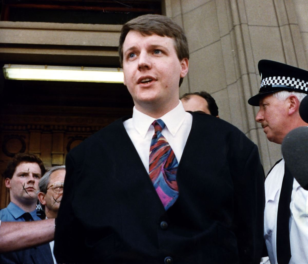 Paul Ferris ចាកចេញពីតុលាការកំពូល Glasgow បន្ទាប់ពីត្រូវបានរកឃើញថាមិនមានទោសពីបទឃាតកម្មលើ Arthur Thompson Jr 