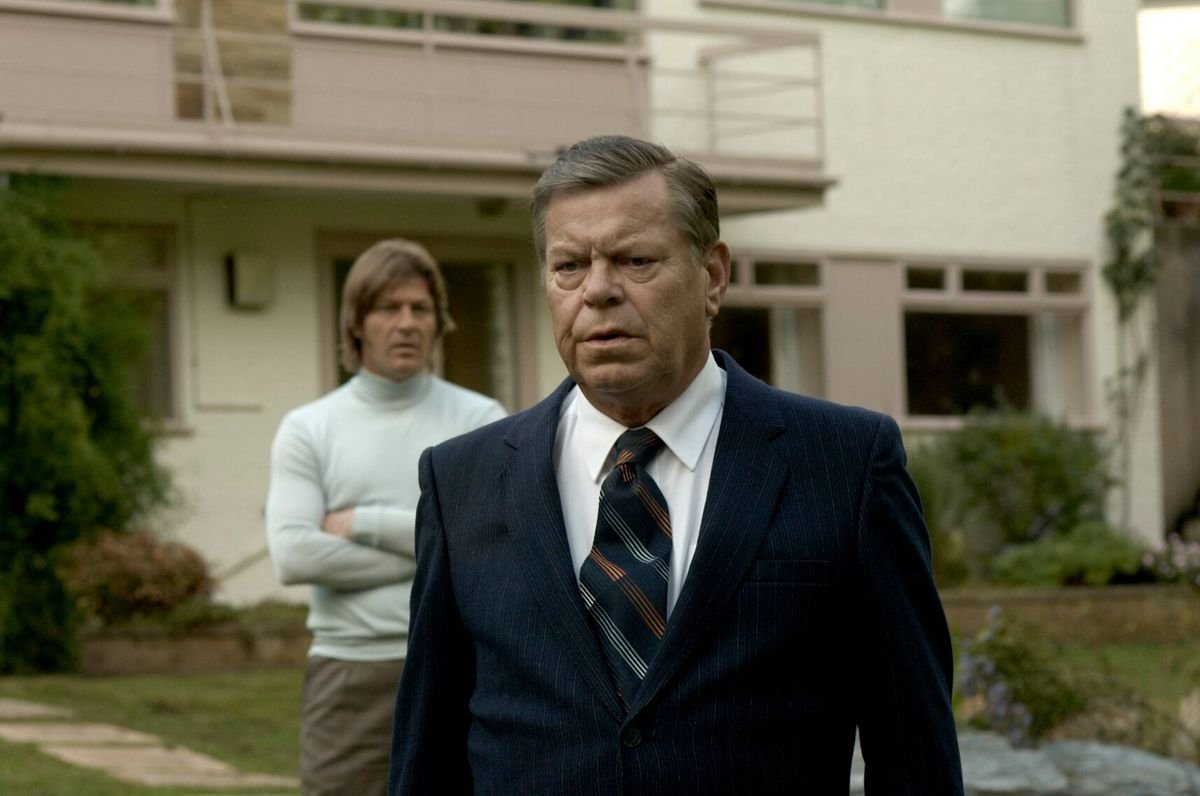 Warren Clarke ជា Bill Molloy