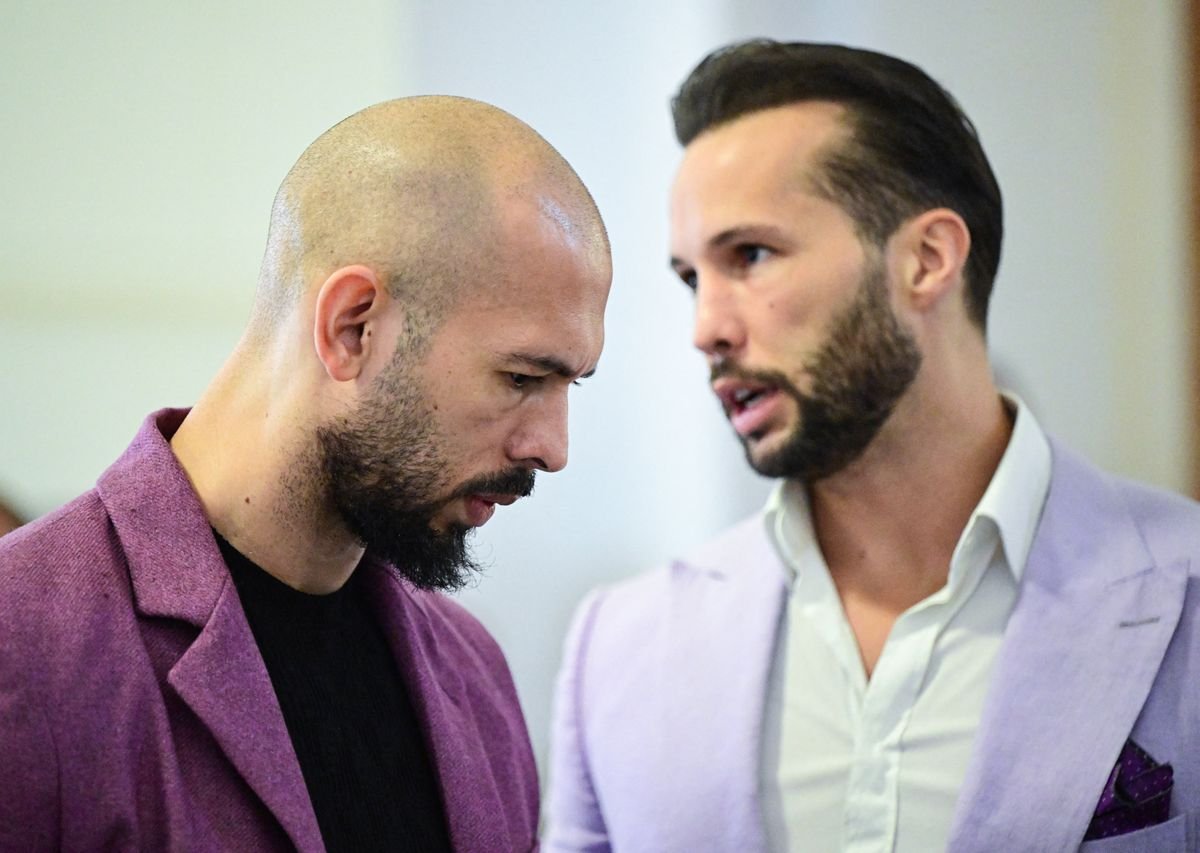 Andrew Tate (l.) និងបងប្រុសរបស់គាត់ Tristan Tate ត្រូវបានថតនៅក្នុងសាលាឧទ្ធរណ៍នៅទីក្រុង Bucharest ក្នុងខែធ្នូ ឆ្នាំ 2024