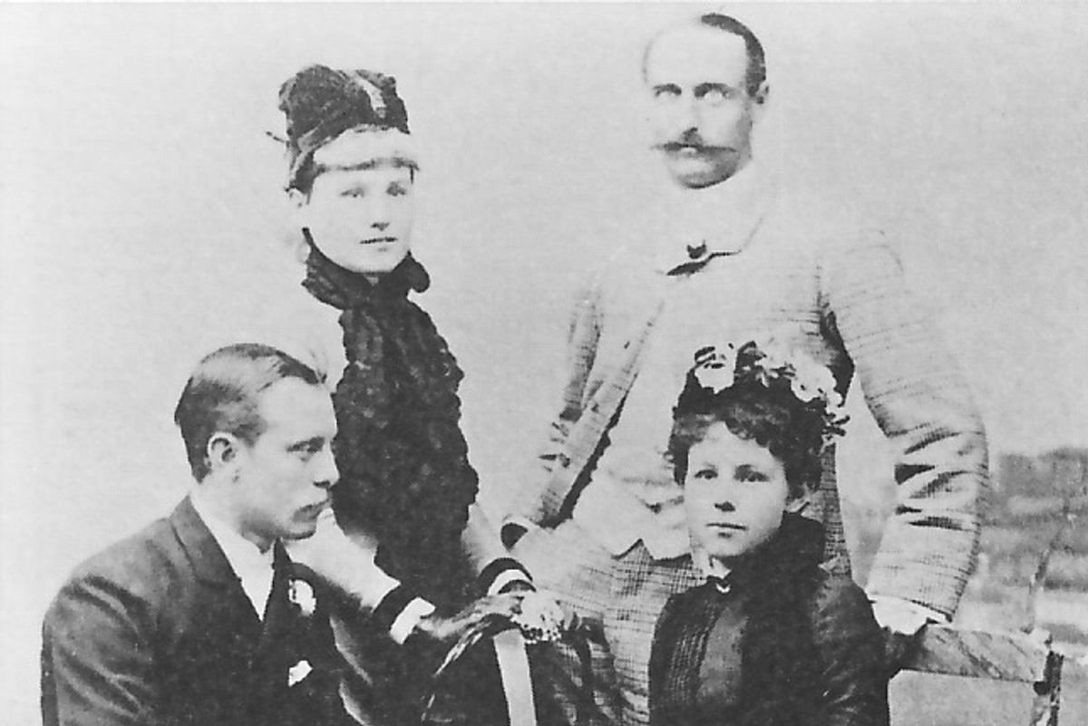 *ខាងមុខស្តាំ៖ Maud Watson ជើងឯកកីឡាវាយកូនបាល់នារីដំបូងគេនៅ Wimbledon ឆ្នាំ 1884។ ផ្នែកខាងមុខខាងឆ្វេង៖ Ernest Renshaw ម្ចាស់ជើងឯកកីឡាវាយកូនបាល់ Wimbledon ឆ្នាំ 1888។ ខាងក្រោយខាងស្តាំ៖ Herbert Fortescue Lawford ជើងឯកកីឡាវាយកូនបាល់ឯកត្តជន Wimbledon ឆ្នាំ 1887។ ខាងឆ្វេង៖ Lilian Watson ប្អូនស្រីរបស់ Maud ជើងឯករងទី 4 នៃការប្រកួត Wimbledon វគ្គ 18។ ការប្រកួតជើងឯកអៀរឡង់ឆ្នាំ 1884 នៅក្លឹប Fitzwilliam ទីក្រុង Dublin ។