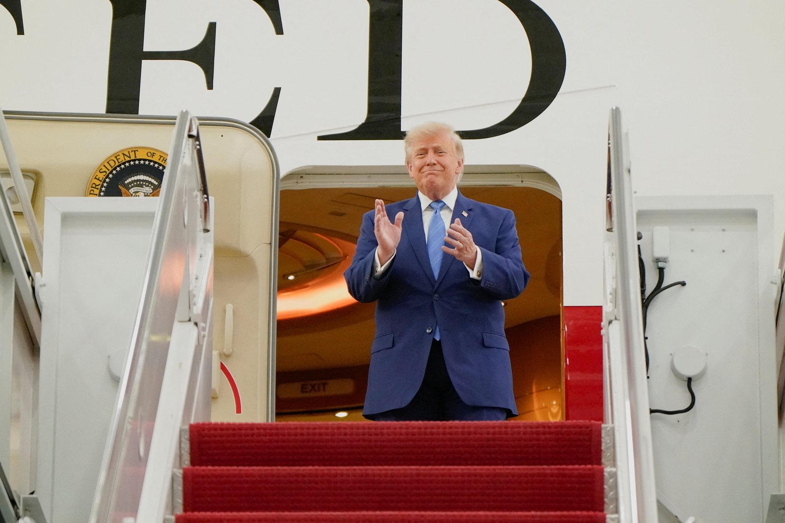 លោក Trump បានទស្សនាយន្តហោះ VC-25B នៅមូលដ្ឋានរួម Andrews នៅថ្ងៃទី 19 ខែមិថុនា ហើយបានសាទរវាថាជា 