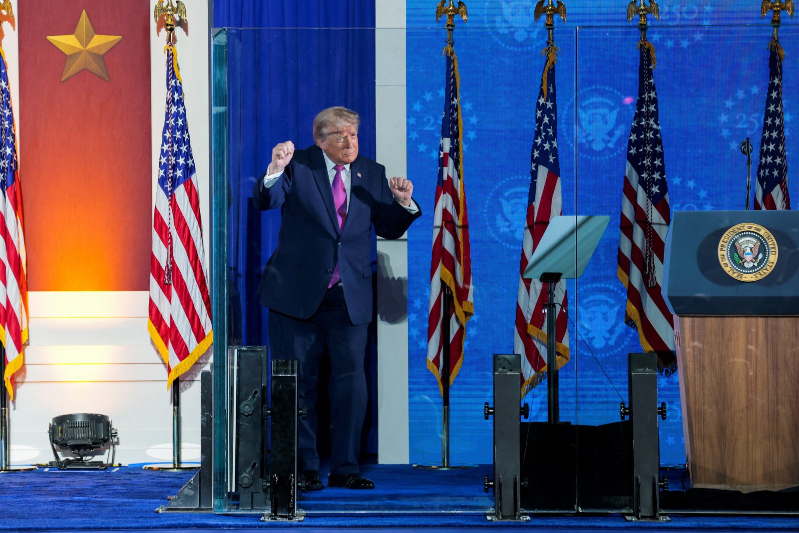 សុន្ទរកថារបស់លោក Trump នៅឯ Mount Rushmore ត្រូវបានពន្យារពេលបន្ទាប់ពីមានភ្លៀងធ្លាក់ទំហំប៉ុនបាល់ប៉េងប៉ុង និងខ្យល់ព្យុះខ្លាំងបានបង្ខំឱ្យអ្នកចូលរួមស្វែងរកទីជំរក។