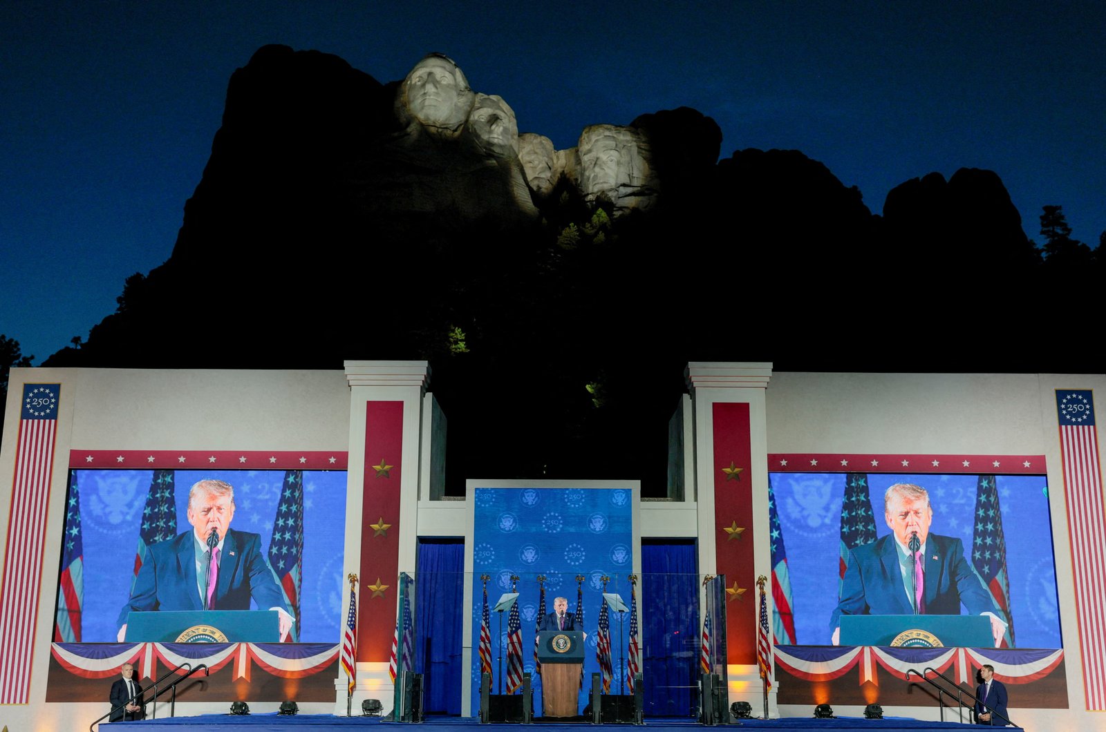 លោកប្រធានាធិបតី Trump បានរិះគន់ប្រឆាំងនឹងកុម្មុយនិស្តនៅក្នុងសុន្ទរកថាថ្ងៃទី 4 ខែកក្កដារបស់គាត់នៅយប់ថ្ងៃសុក្រនៅឯ Mount Rushmore