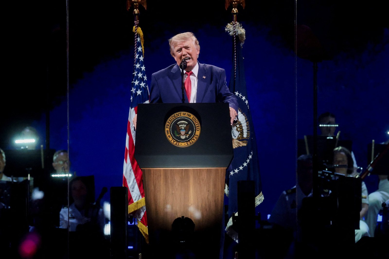 ខណៈពេលដែលលោក Trump និយាយអំពីអំណាចរបស់អាមេរិក លោកបានអនុវត្តភាពជាបក្សពួកខ្លះដោយការបង្ក្រាបកុម្មុយនិស្ត និងអំពាវនាវឱ្យមានច្បាប់អត្តសញ្ញាណអ្នកបោះឆ្នោត។
