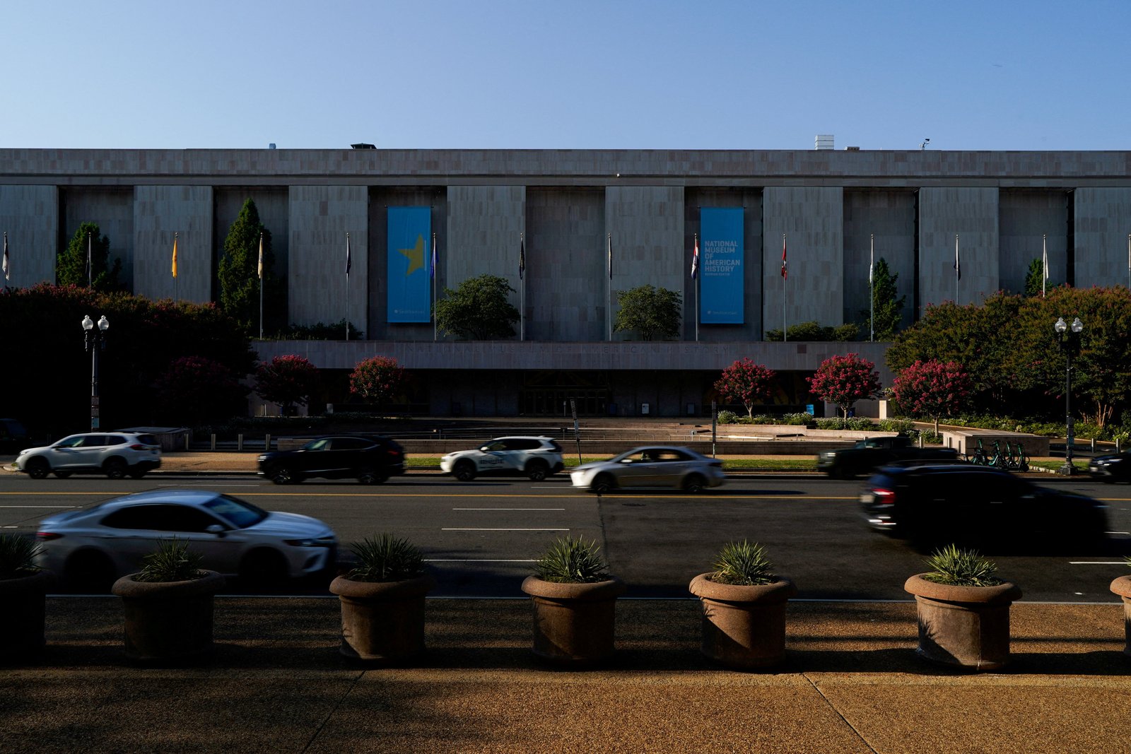 សារមន្ទីរ Smithsonian នៃប្រវត្តិសាស្ត្រអាមេរិកនៅទីក្រុង Washington, DC រដ្ឋបាល Trump បានបញ្ជាឱ្យដាក់ស្លាកសញ្ញាដែលដាក់នៅខាងក្រៅសារមន្ទីរប្រាប់អ្នកទស្សនាថាការតាំងពិពណ៌នៅខាងក្នុងគឺមិនត្រឹមត្រូវ។