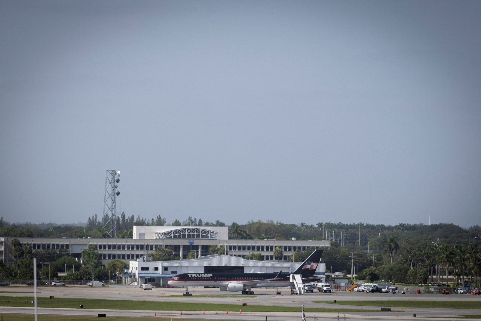 អាកាសយានដ្ឋាន South Florida បានក្លាយជាអាកាសយានដ្ឋានអន្តរជាតិ Donald J. Trump ជាផ្លូវការនៅថ្ងៃព្រហស្បតិ៍ ដែលជាការផ្លាស់ប្តូរមួយត្រូវបានអនុម័តដោយសមាជិកសភារដ្ឋ ដើម្បីជាកិត្តិយសដល់ប្រធានាធិបតីដែលមានមន្តស្នេហ៍ក្នុងការដាក់ឈ្មោះតាមខ្លួន។