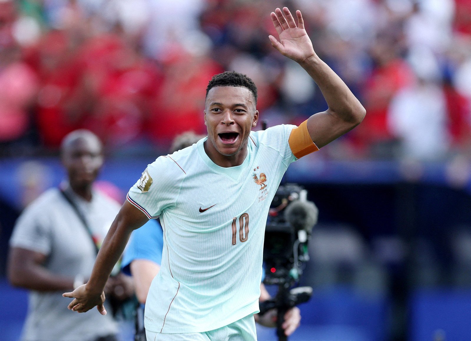 Kylian Mbappe ក៏​ត្រូវ​ប្រឈមមុខ​នឹង​ការ​អត្ថាធិប្បាយ​ប្រកាន់​ពូជសាសន៍​ពី​សមាជិក​ព្រឹទ្ធសភា​ប៉ារ៉ាហ្គាយ​កាលពីដើម​ខែ​នេះ​ដែរ។