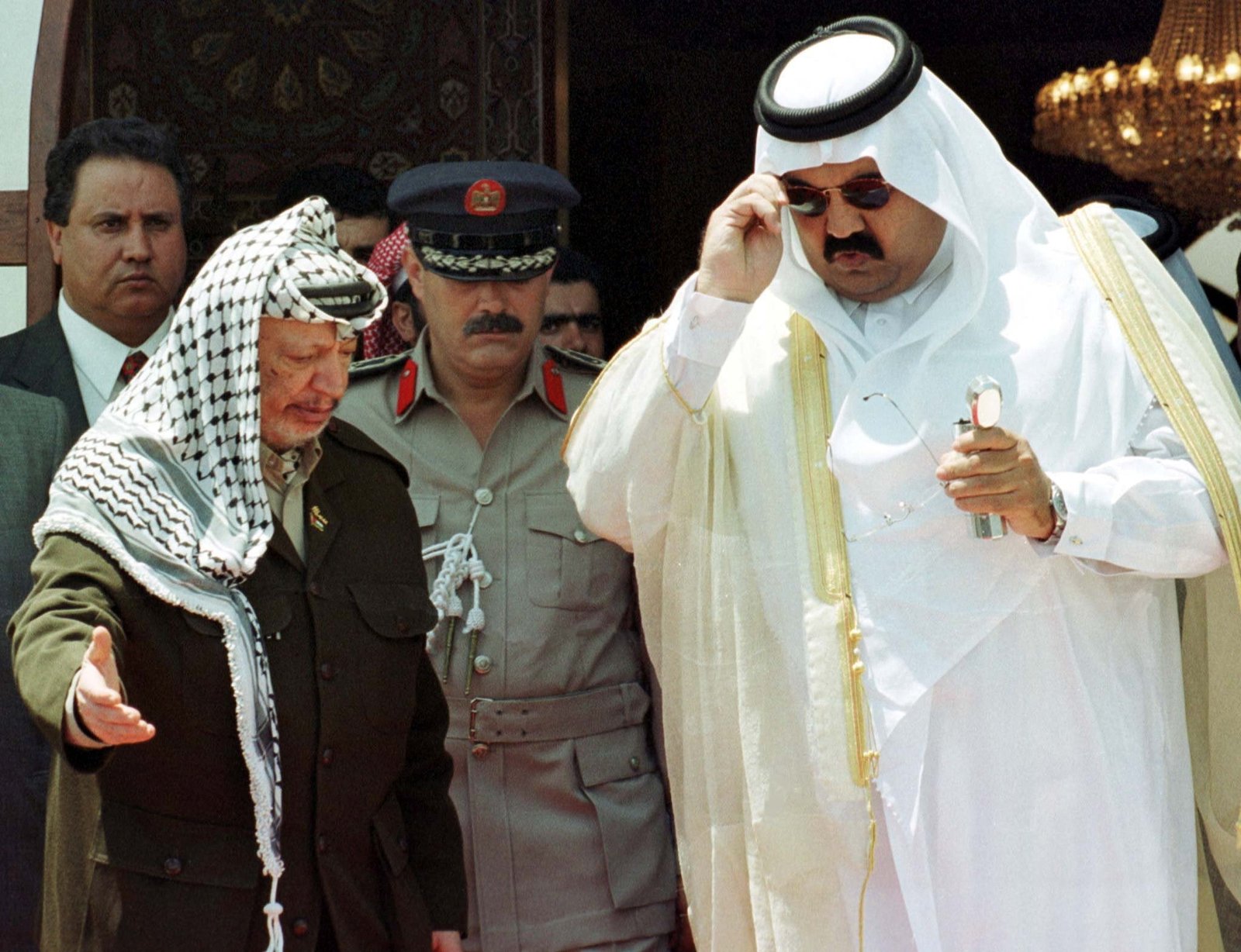 ប្រធានាធិបតី​ប៉ាឡេស្ទីន Yasser Arafat ទទួល​លោក Sheikh Hamad bin Khalifa al-Thani ក្នុង​ដំណើរ​ទស្សនកិច្ច​លើក​ដំបូង​ដោយ​ប្រមុខរដ្ឋ​នៃ​តំបន់​ឈូង​សមុទ្រ​អារ៉ាប់​ទៅកាន់​តំបន់ Gaza ថ្ងៃទី ៨ ខែ​សីហា ឆ្នាំ ១៩៩៩។