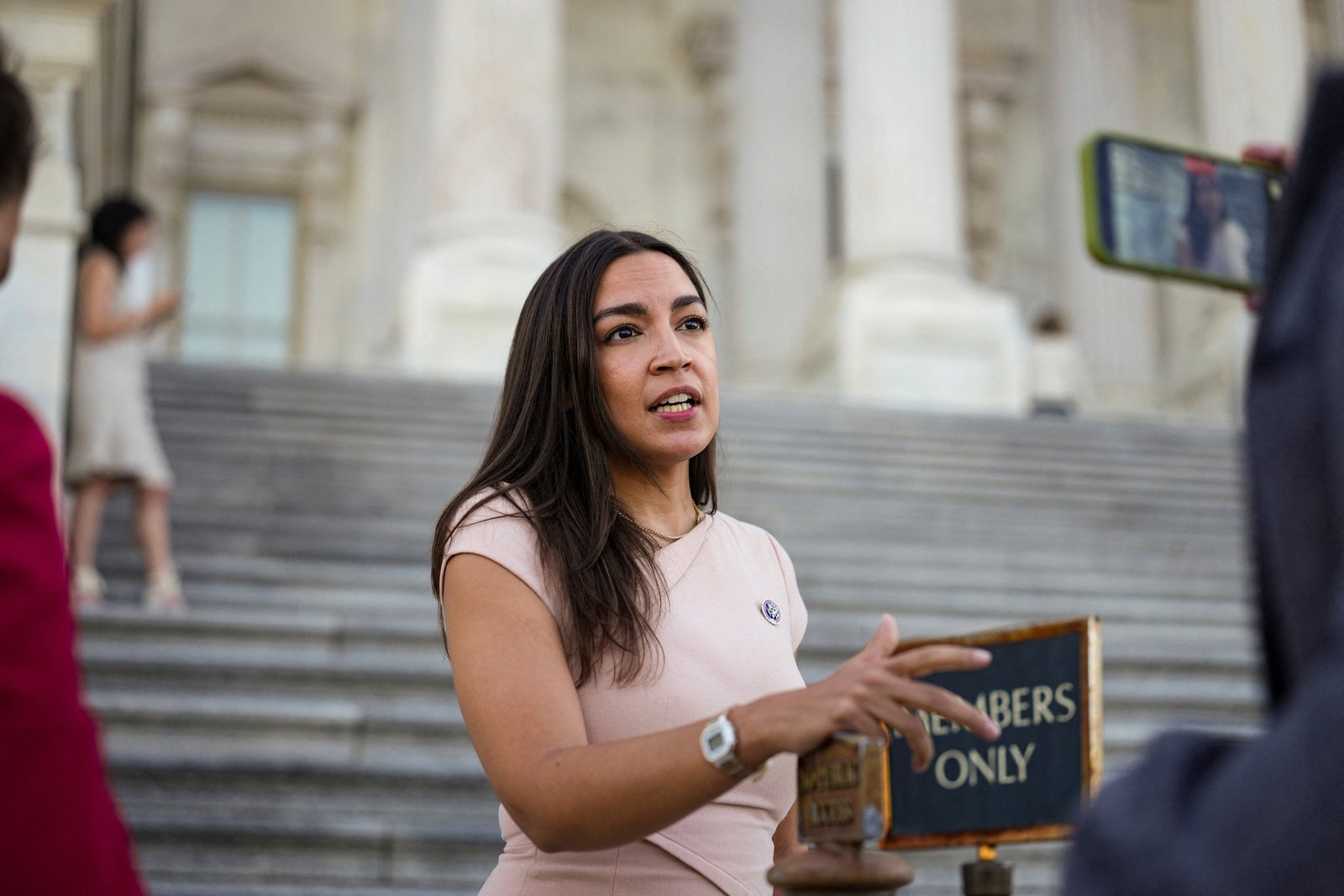 តំណាងរាស្ត្រ Alexandria Ocasio-Cortez (D-NY) បានរិះគន់ព្រឹទ្ធសមាជិក Susan Collins (R-Maine) ចំពោះជំហររបស់នាងលើ ICE បន្ទាប់ពីការសម្លាប់បុរសគ្មានអាវុធនៅ Biddeford