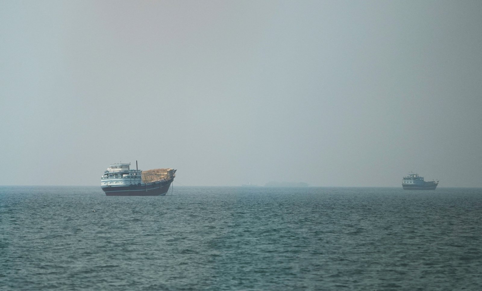 កប៉ាល់​នៅ​ច្រក​សមុទ្រ Hormuz ដែល​មើល​ឃើញ​ពី​ទីក្រុង Musandam ប្រទេស​អូម៉ង់ ថ្ងៃទី 13 ខែ​កក្កដា ឆ្នាំ 2026។