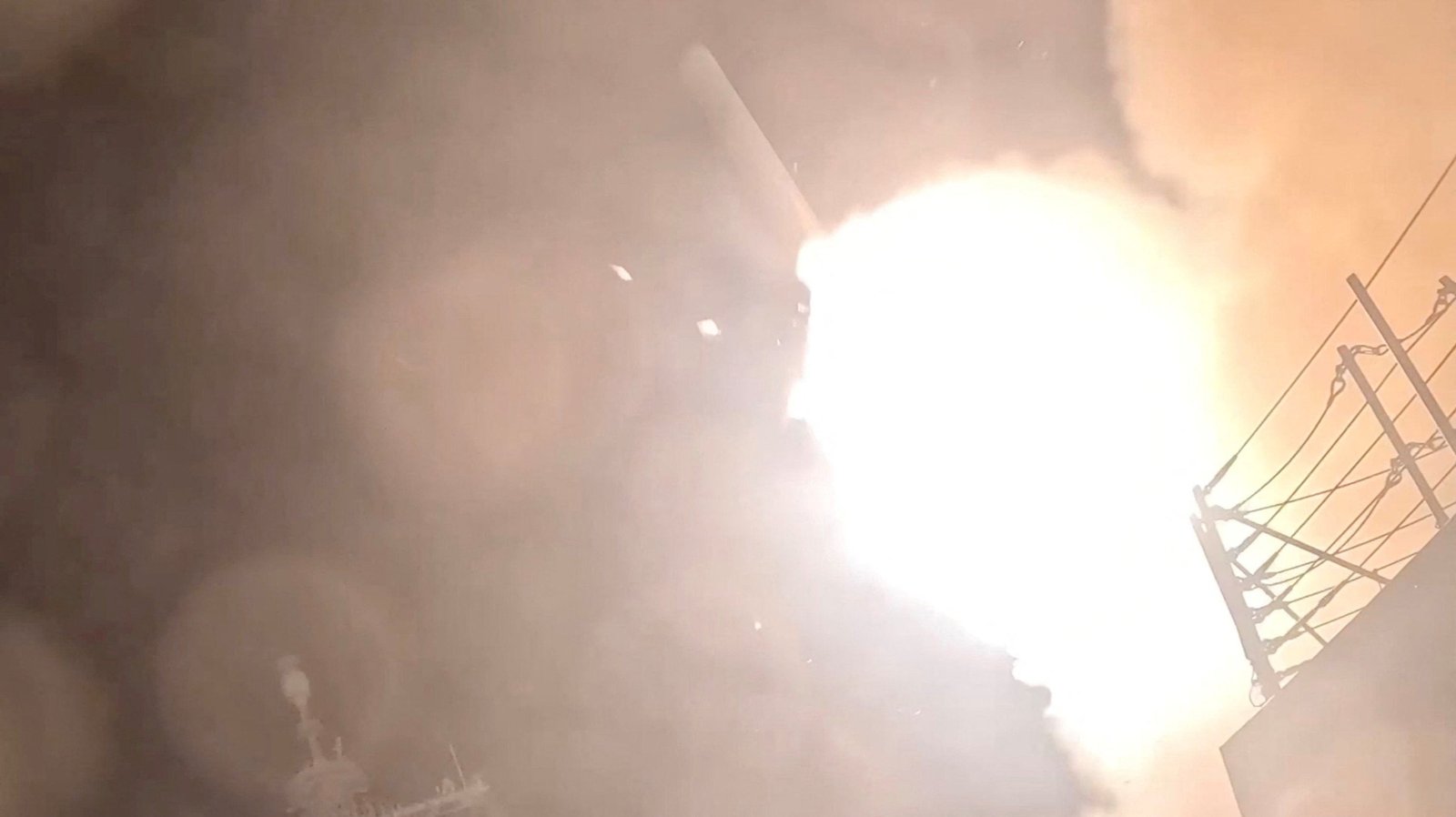 គ្រាប់​បែក​មួយ​គ្រាប់​បាន​បាញ់​ចេញ​ពី​នាវា​ចម្បាំង​អាមេរិក​អំឡុង​ការ​វាយ​ប្រហារ​លើក​ទី​ប្រាំបី​ជាប់​គ្នា​លើ​អ៊ីរ៉ង់។ យ៉ាងហោចណាស់ទាហានអាមេរិកបីនាក់បានស្លាប់នៅក្នុងការវាយប្រហាររយៈពេលមួយសប្តាហ៍