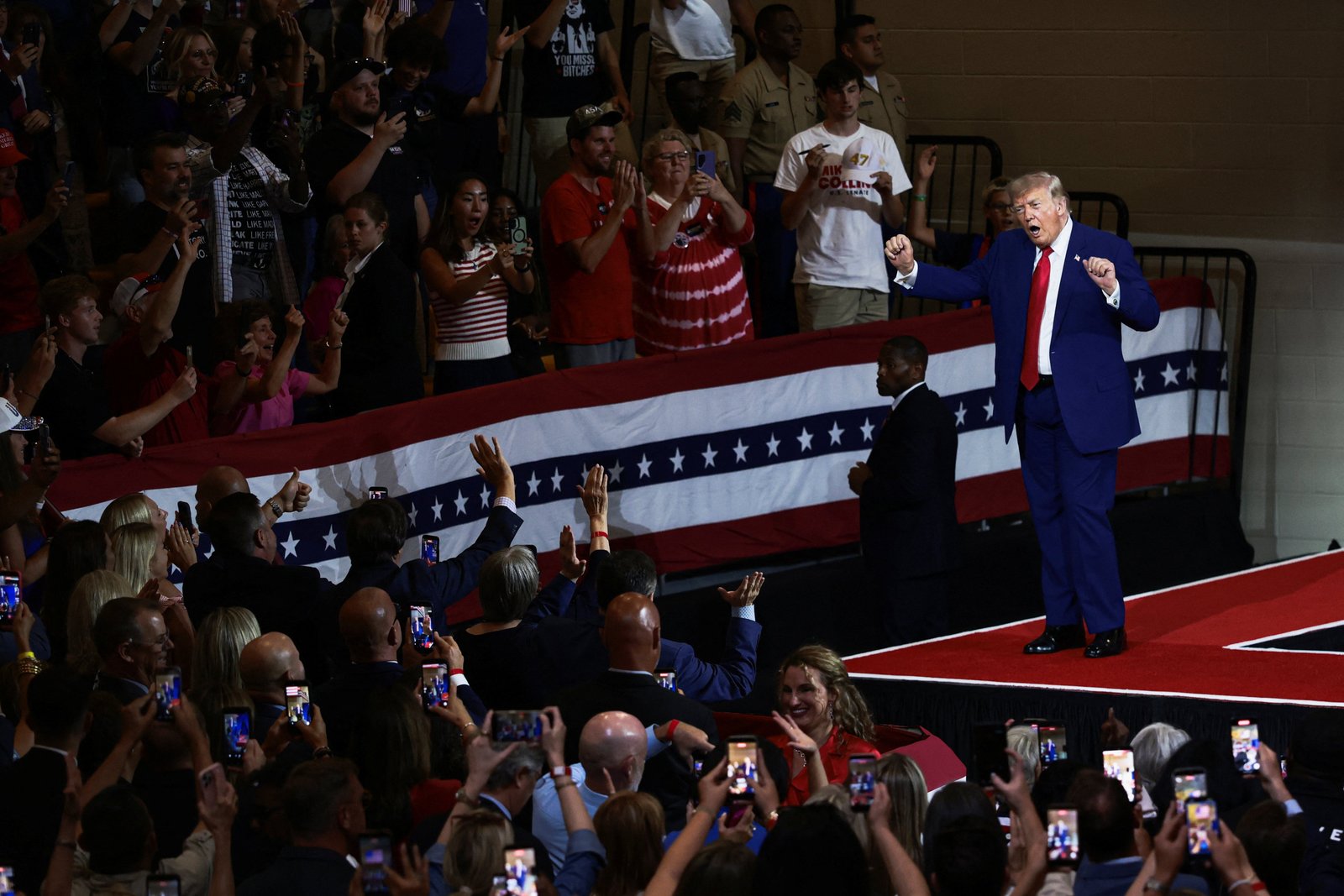 លោក Donald Trump រាំនៅលើឆាកនៅឯការជួបជុំមួយក្នុងរដ្ឋ Georgia