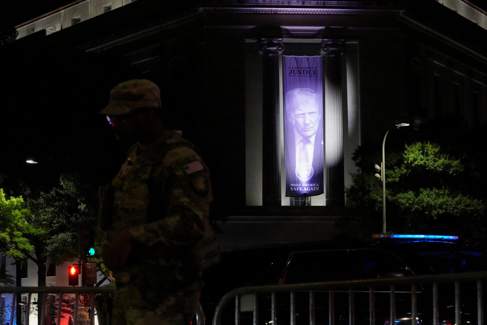 បដារបស់ប្រធានាធិបតី Donald Trump ត្រូវបានបំភ្លឺនៅផ្នែកខាងក្រៅនៃអគារ Robert F. Kennedy នៃក្រសួងយុត្តិធម៌ក្នុងទីក្រុង Washington, DC ។ DOJ ត្រូវបានគេរាយការណ៍ថាបានចំណាយប្រាក់ជិត 1 លានដុល្លារលើការកែលម្អផ្នែកខាងក្រៅរបស់អគារ ដែលរួមមានការប្រឌិត និងដំឡើងផ្ទាំងបដា។