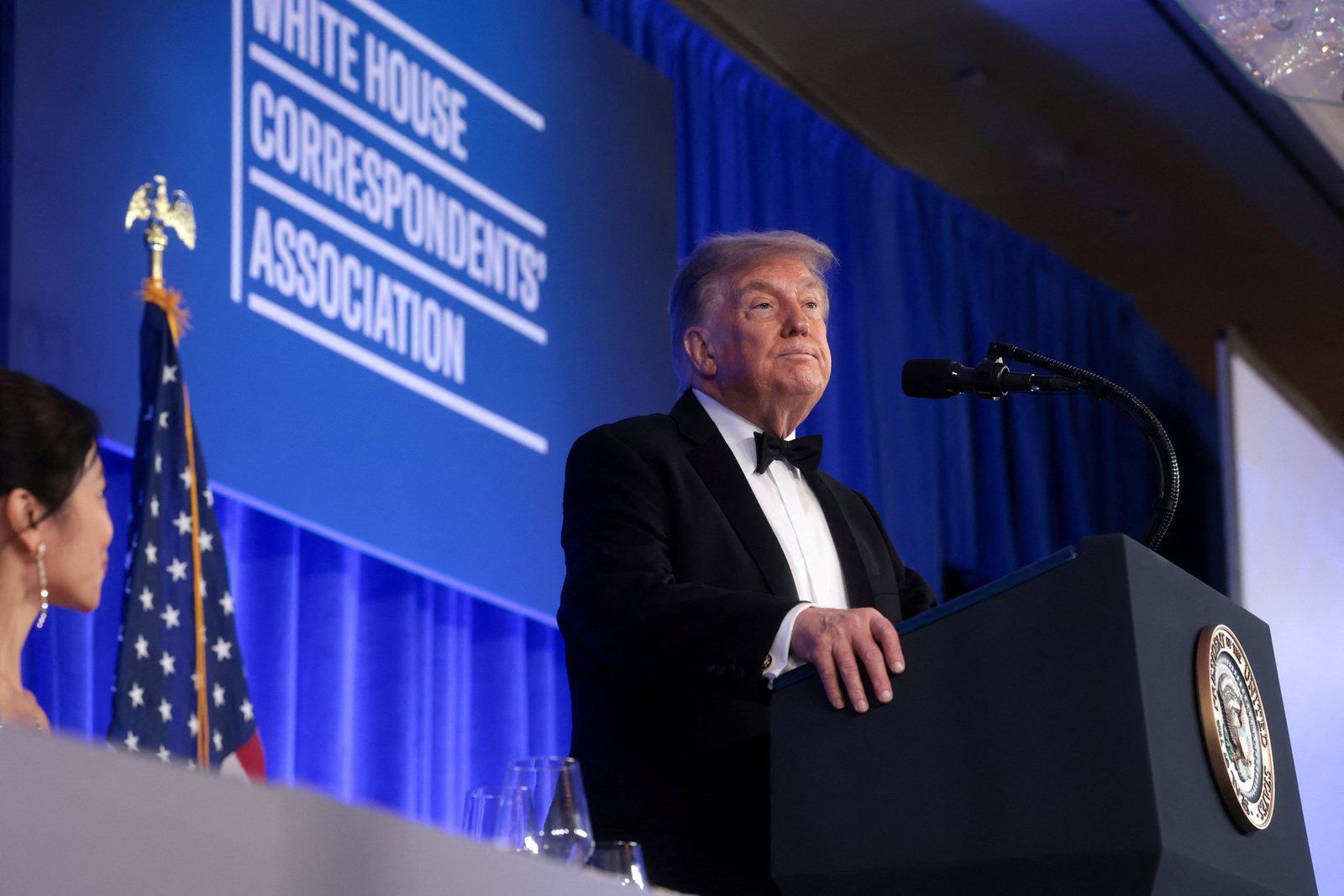 សុន្ទរកថារបស់លោក Donald Trump ទៅកាន់អាហារពេលល្ងាចរបស់អ្នកឆ្លើយឆ្លងព័ត៌មាននៅសេតវិមានគឺជាការលាយឡំនៃរឿងកំប្លែងខ្លី ការផ្ទុះស្បែកស្តើង និងការគំរាមកំហែងដោយរដ្ឋធម្មនុញ្ញ។