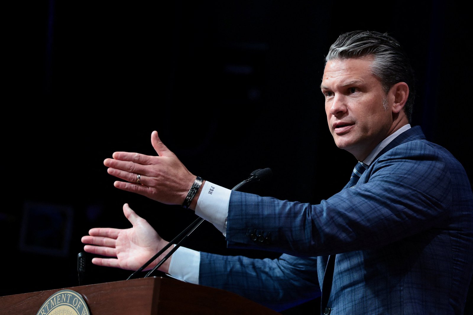 រដ្ឋមន្ត្រីការពារជាតិ Pete Hegseth ត្រូវបានគេនិយាយថាគាំទ្រដល់ការបន្តប្រើប្រាស់កម្លាំងយោធាប្រឆាំងនឹងទីក្រុងតេអេរ៉ង់ ប៉ុន្តែអ្នកផ្សេងទៀតនៅក្នុងរដ្ឋាភិបាលមិនត្រូវបានគេជឿជាក់នោះទេ។
