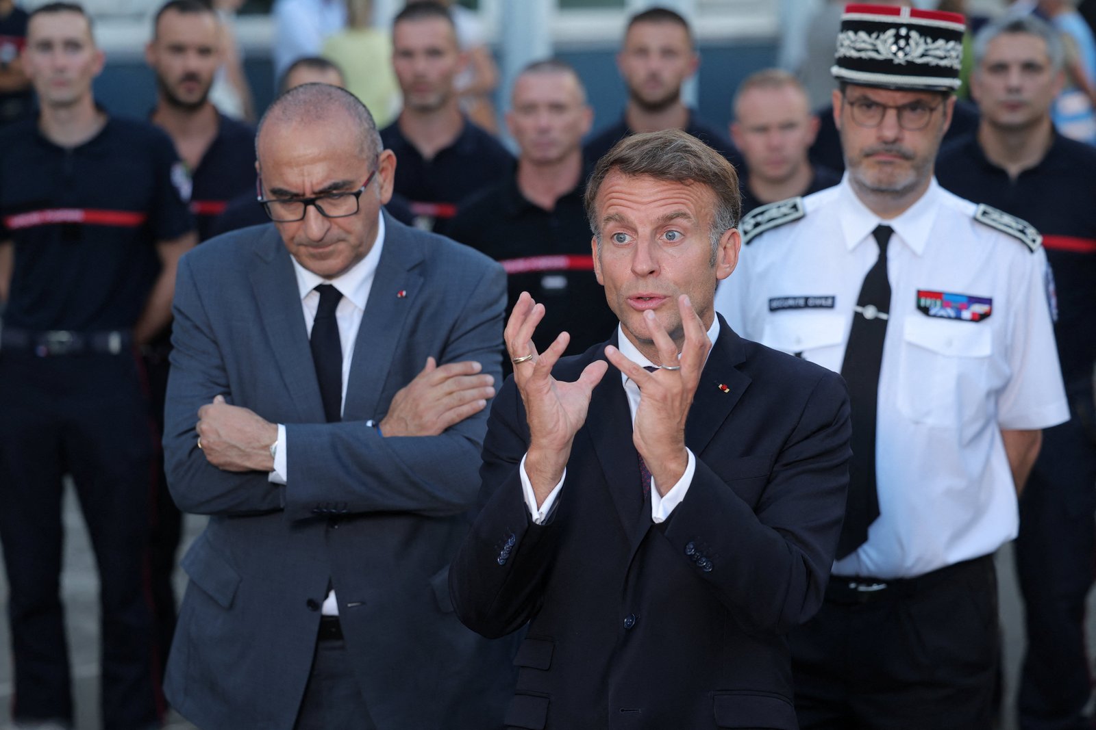 ប្រធានាធិបតីបារាំងលោក Emmanuel Macron (កណ្តាល) ជាមួយរដ្ឋមន្ត្រីក្រសួងមហាផ្ទៃ Nuñez កាលពីថ្ងៃចន្ទនៅទីក្រុង Bordeaux