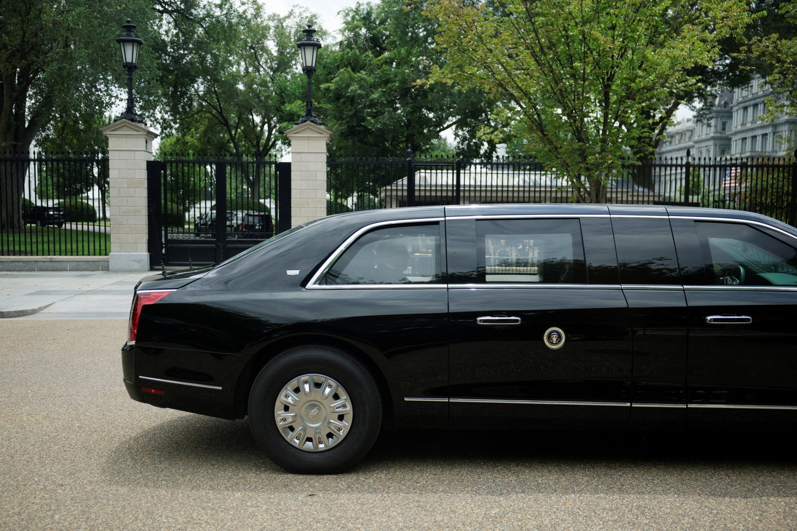 លោកប្រធានាធិបតី Trump បានធ្វើការបង្ហោះតាមប្រព័ន្ធផ្សព្វផ្សាយសង្គមជាច្រើនកាលពីថ្ងៃអង្គារ ខណៈពេលដែលចូលរួមកិច្ចប្រជុំជាមួយមេដឹកនាំនៃប្រទេសអ៊ីស្រាអែល និងអ៊ុយក្រែន និងចូលរួមពិធីរំលឹកវិញ្ញាណក្ខន្ធអតីតសមាជិកព្រឹទ្ធសភា Lindsey Graham ។