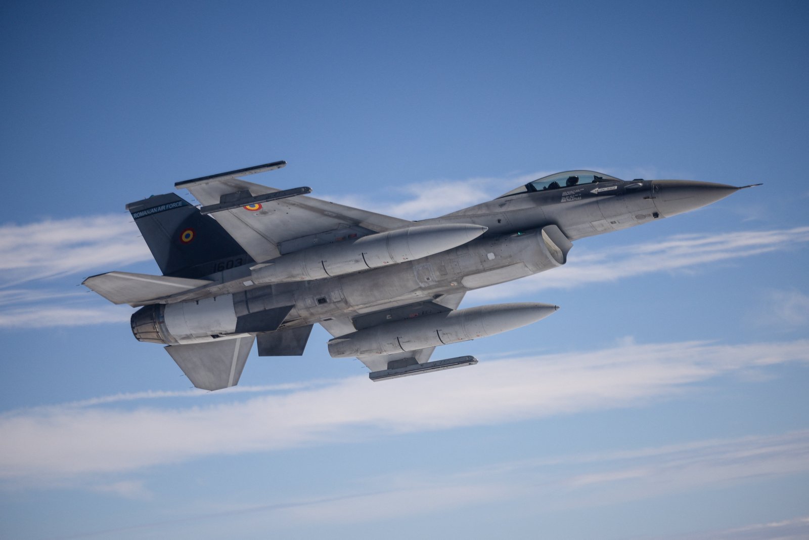 យន្តហោះចម្បាំង F-16 របស់កងទ័ពអាកាសរ៉ូម៉ានីបានបាញ់ទម្លាក់យន្តហោះគ្មានមនុស្សបើកនៅក្នុងដែនអាកាសរ៉ូម៉ានីកាលពីថ្ងៃសុក្រ (ប័ណ្ណសាររូបភាពឆ្នាំ 2024)