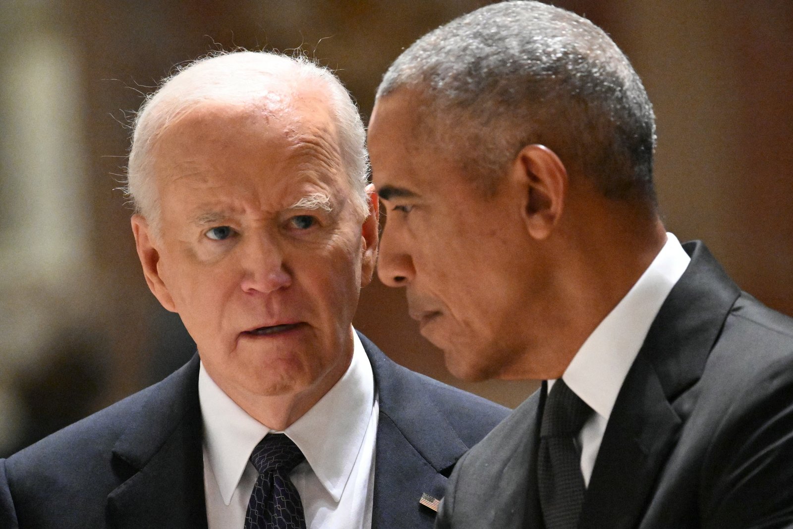 នៅលើខ្សែអាត់ លោក Biden ពិភាក្សាអំពីទំនាក់ទំនងដ៏ស្មុគស្មាញរបស់គាត់ជាមួយលោក Barack Obama រួមទាំងភាពខុសគ្នារបស់ពួកគេជុំវិញសេដ្ឋកិច្ច និងឱកាសរបស់គាត់ក្នុងការឈ្នះសេតវិមាន។