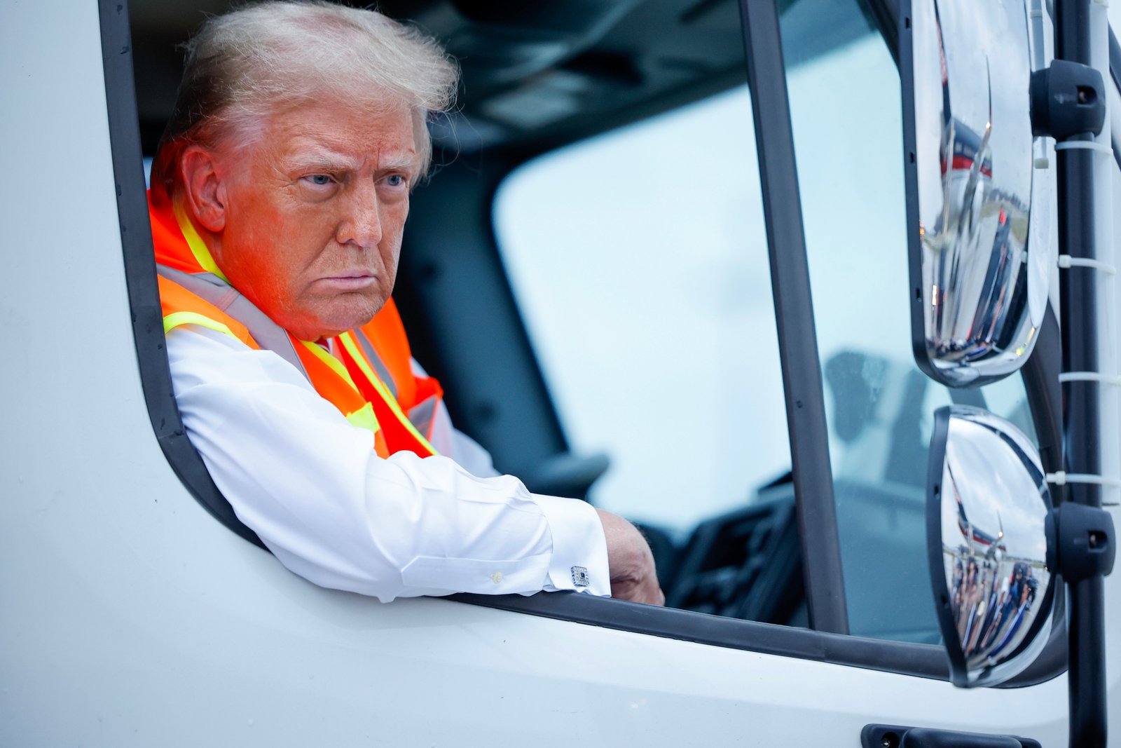 លោក Trump ត្រូវបានគេមើលឃើញថាកំពុងត្រូវបានជំរុញនៅក្នុងឡានសំរាមនៅ Wisconsin នៅមុនការបោះឆ្នោតឆ្នាំ 2024 ។