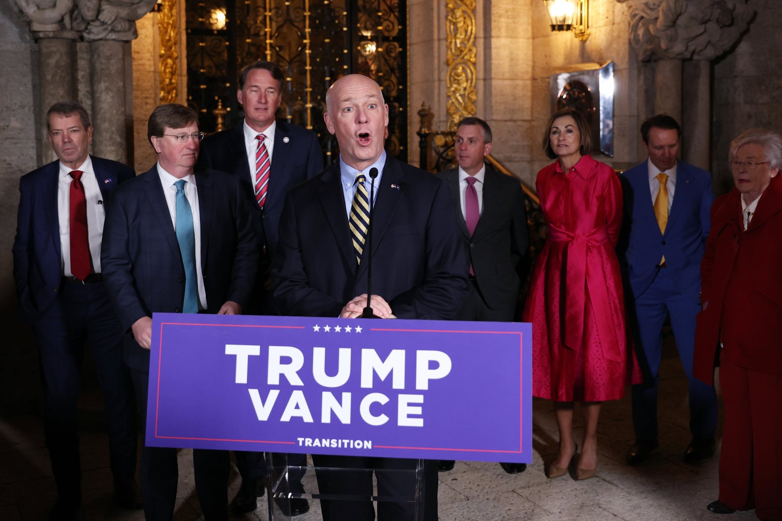 អភិបាលរដ្ឋ Montana លោក Greg Gianforte ថ្លែងទៅកាន់អ្នកសារព័ត៌មានក្នុងអំឡុងសន្និសីទសារព័ត៌មានជាមួយអភិបាលរដ្ឋនៃសាធារណរដ្ឋនៅក្លឹប Mar-a-Lago នៅថ្ងៃទី 9 ខែមករា ឆ្នាំ 2025 នៅ Palm Beach