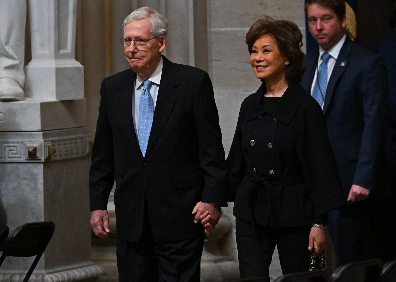 ភរិយារបស់លោក Mitch McConnell គឺលោកស្រី Elaine Chao នៅប្រទេសចិនកាលពីខែមុន នៅពេលដែលគាត់កំពុងសម្រាកនៅមន្ទីរពេទ្យ