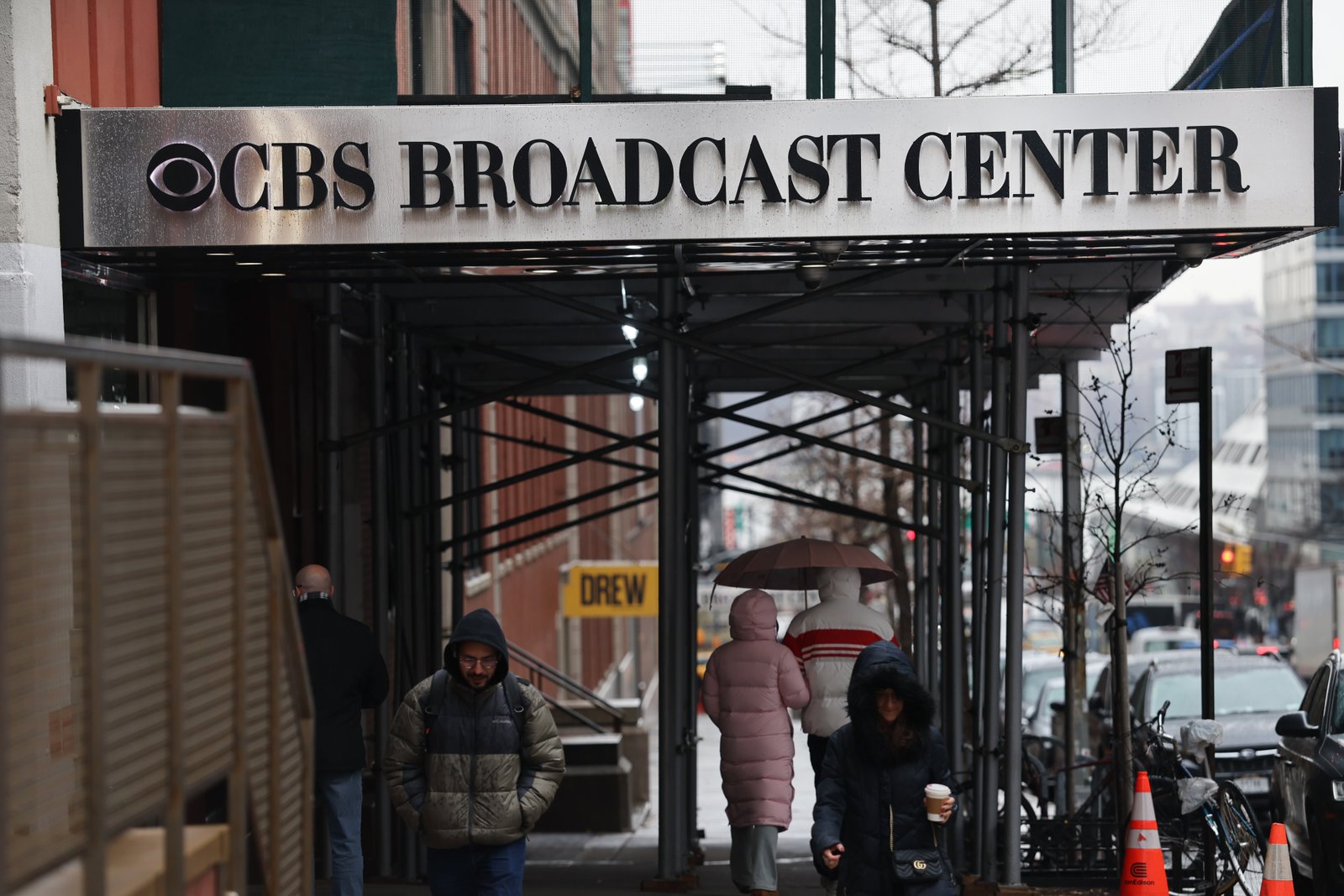 ការវាយតម្លៃរបស់ CBS Evening News បន្តធ្លាក់ចុះក្រោមការដឹកនាំរបស់ Bari Weiss ខណៈពេលដែលអ្នកមើលសម្រាប់កម្មវិធីគូប្រជែង ABC និង NBC កើនឡើង