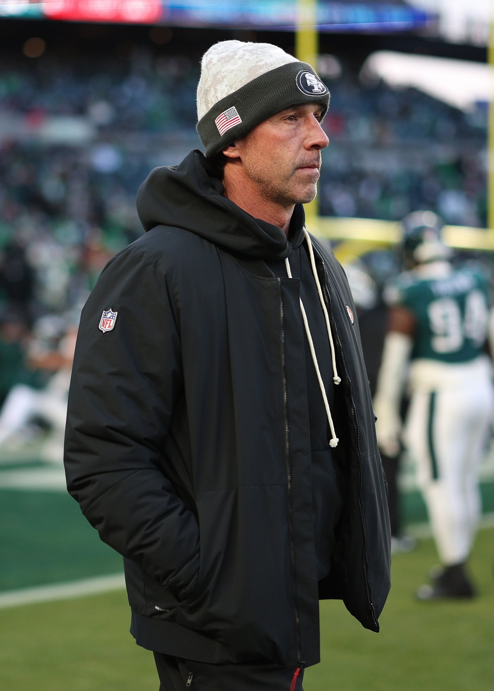 គ្រូបង្វឹក Kyle Shanahan នៃ San Francisco 49ers មើលមុនការប្រកួត NFC Wild Card ទល់នឹង San Francisco 49ers នៅ Lincoln Financial Field ក្នុងខែមករា