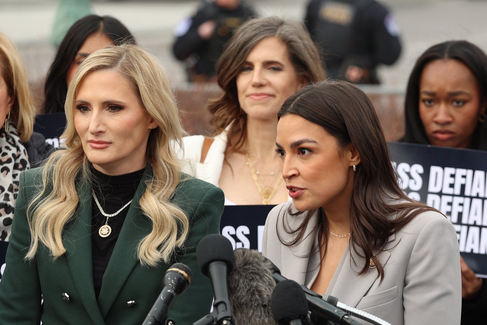 Ocasio-Cortez បានធ្វើការជាមួយគណបក្សសាធារណរដ្ឋដូចជា Rep. Laurel Lee of Florida (ឆ្វេង) និង Rep. Nancy Mace (R-S.C.) ដើម្បីអនុម័តច្បាប់ DEFIANCE នៅក្នុងសភាតំណាង។ ប៉ុន្តែរហូតមកដល់ពេលនេះវាបានជាប់គាំង។