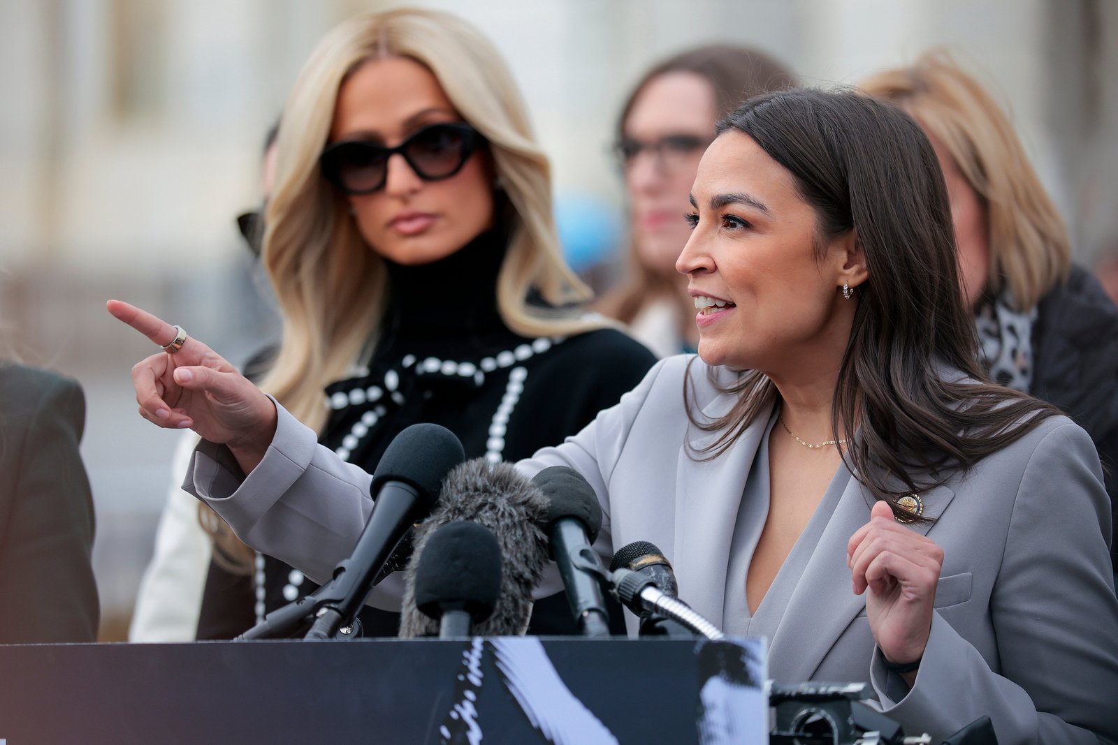 តំណាង Alexandria Ocasio-Cortez (D-NY) និង Paris Hilton បានចូលរួមជាមួយកងកម្លាំងសម្រាប់សន្និសីទសារព័ត៌មានទ្វេភាគី ដើម្បីគាំទ្រដល់ច្បាប់ DEFIANCE ដែលស្នើឱ្យផ្តល់សំណងផ្លូវច្បាប់សម្រាប់ជនរងគ្រោះនៃរូបភាពអាសអាភាសក្លែងក្លាយដែលមិនមានការយល់ព្រម។