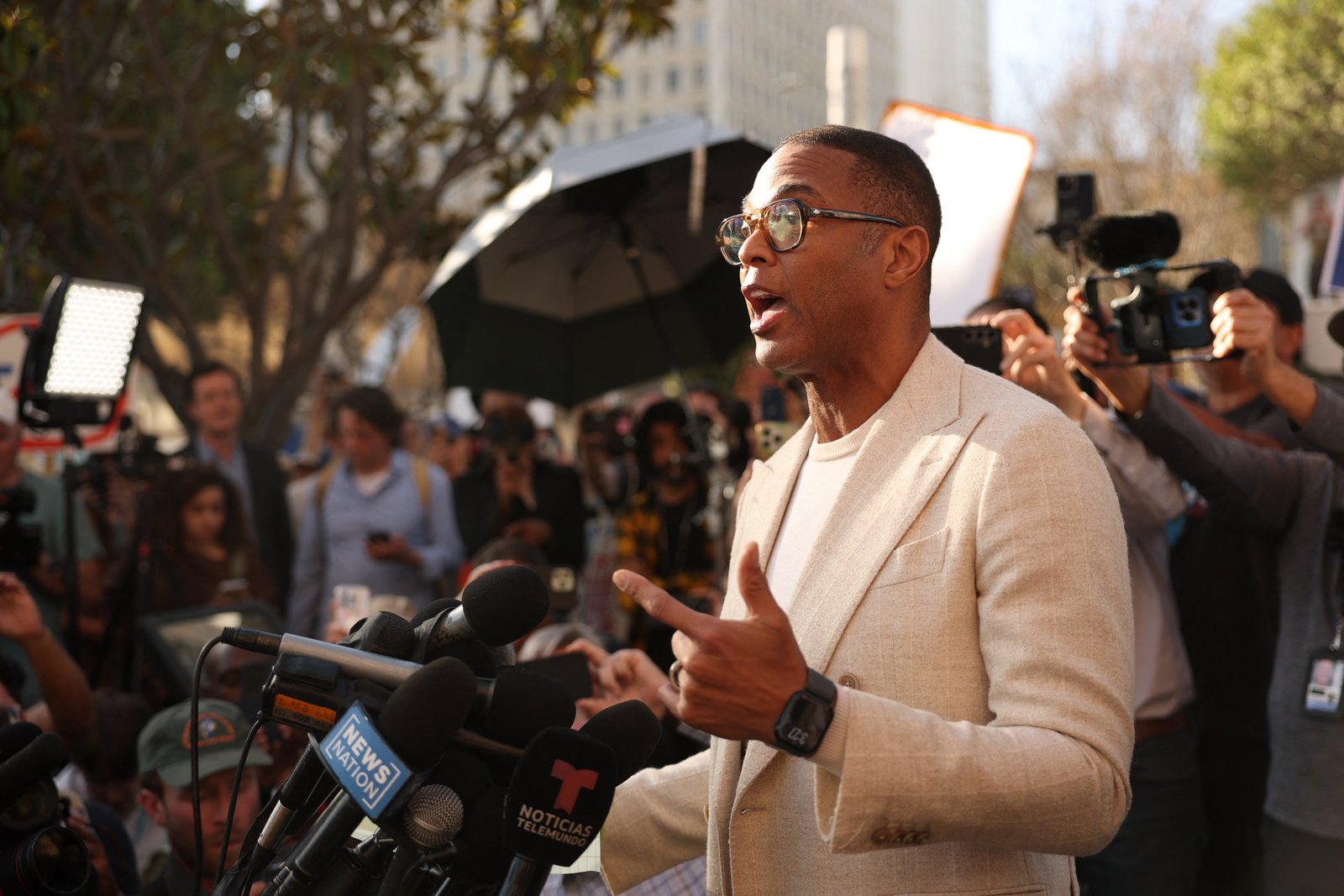 Don Lemon បាននិយាយទៅកាន់ប្រព័ន្ធផ្សព្វផ្សាយកាលពីថ្ងៃទី 30 ខែមករាបន្ទាប់ពីត្រូវបានចោទប្រកាន់ពីបទឧក្រិដ្ឋកម្មសិទ្ធិស៊ីវិលជុំវិញការផ្សាយរបស់គាត់អំពីការតវ៉ាអន្តោប្រវេសន៍នៅទីក្រុង Minneapolis ។
