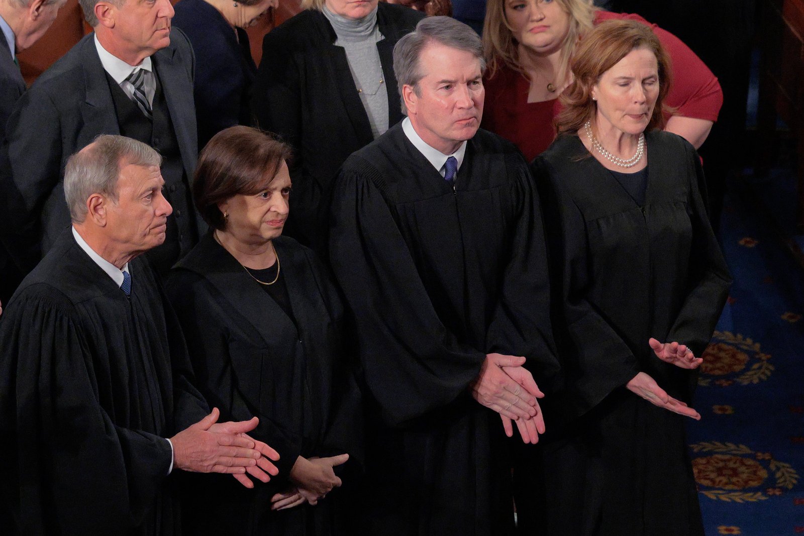 ប្រធានចៅក្រម John Roberts និង Amy Coney Barrett បានចូលរួមជាមួយសេរីនិយមទាំងបីដោយនិយាយថាច្បាប់បោះឆ្នោតតាមសំបុត្ររបស់ Mississippi មិនបំពានច្បាប់សហព័ន្ធ ហើយអាចឈរឈ្មោះបាន។